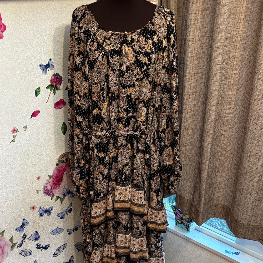 Aveology black and tan floral leaf pattern tiered high-low dress. Size 26/28.